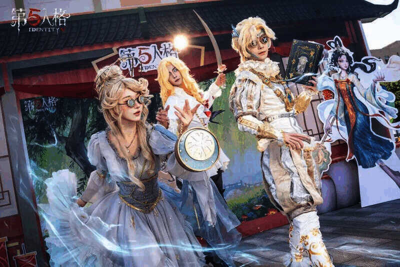 访客与庄园角色 COSER 互动合影画面