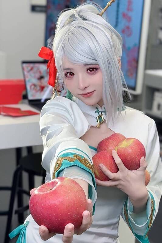 赛丽亚现场送苹果