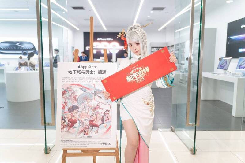 白娘子赛丽亚出现在苹果门店外