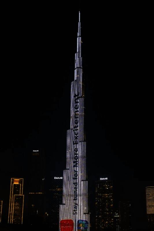 迪拜哈利法塔上的游戏广告图片