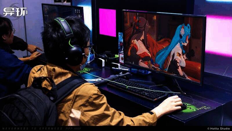 玩家在游戏试玩区体验游戏场景图