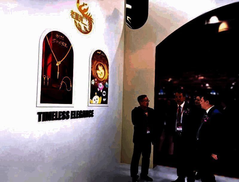 老凤祥在上海国际珠宝展的展品展示画面