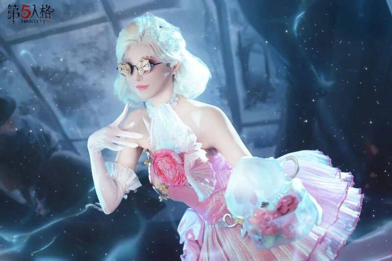 《第五人格》小雪线下活动中人气角色COSER与访客互动图