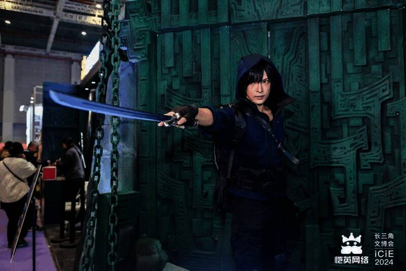 知名COSER扮演张起灵和吴邪与观众互动合影