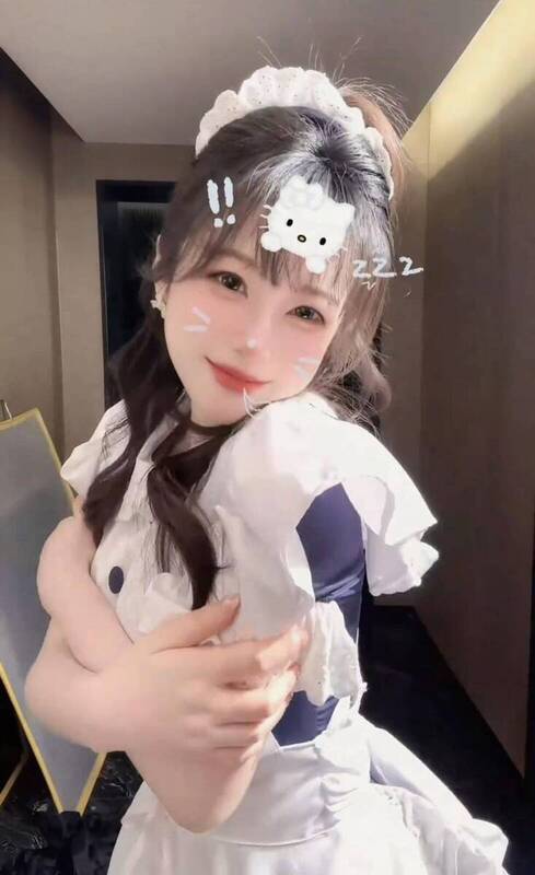 小狐狸萍萍演员穿女仆装热舞视频截图