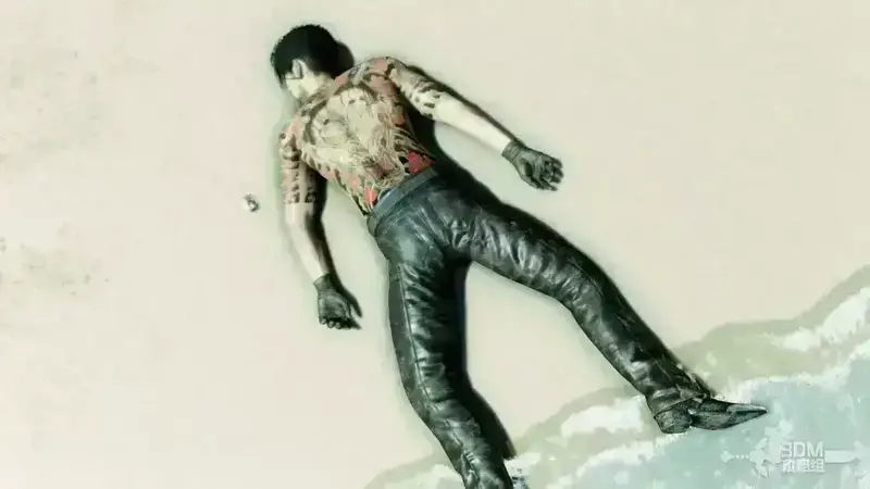 真岛被海水冲上岸躺在沙滩上的画面