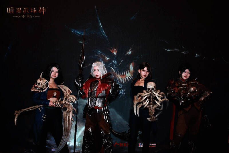 玩家与现场 coser 合影留念场景