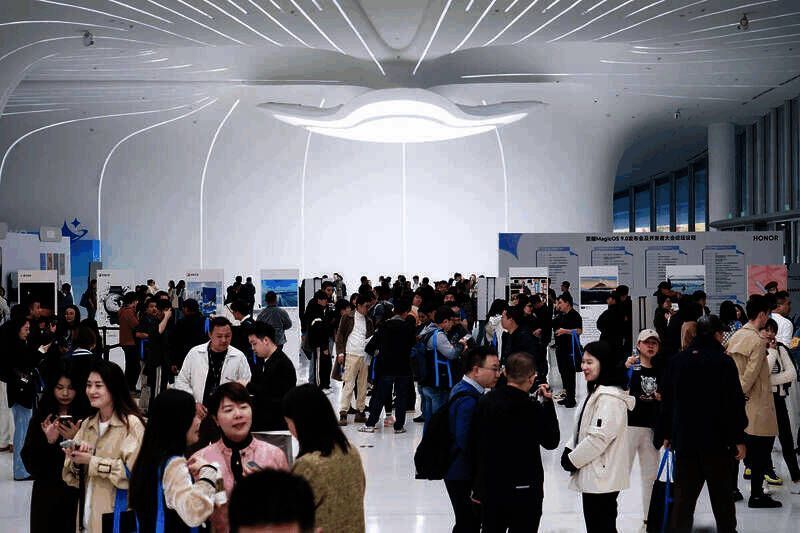 1730250393763825.jpg 荣耀开发者大会现场图