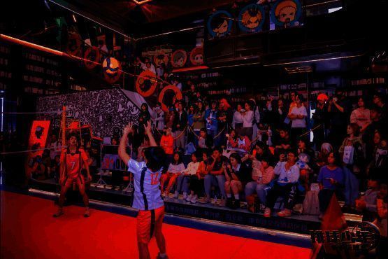 表演赛现场观众热情高涨