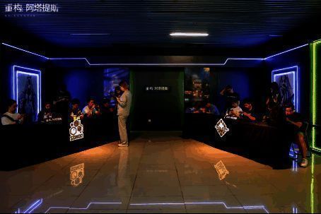 试玩会现场玩家体验图