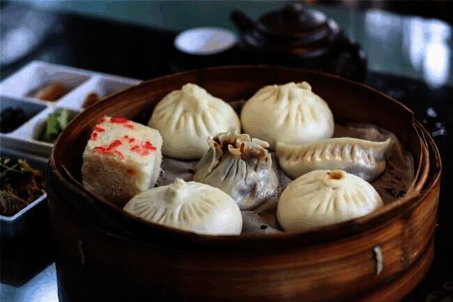 冶春茶社内精美的扬州早茶小笼点心