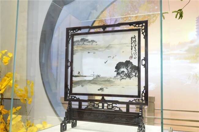 中国工艺美术大师吴晓平水墨写意绣品《无垠归鸟》