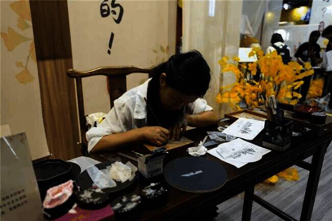 非遗传承人王永霞展示螺钿技艺的场景