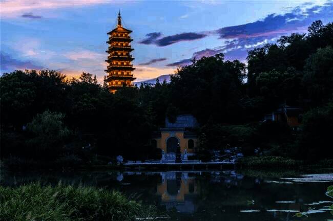 落霞中的大明寺景色