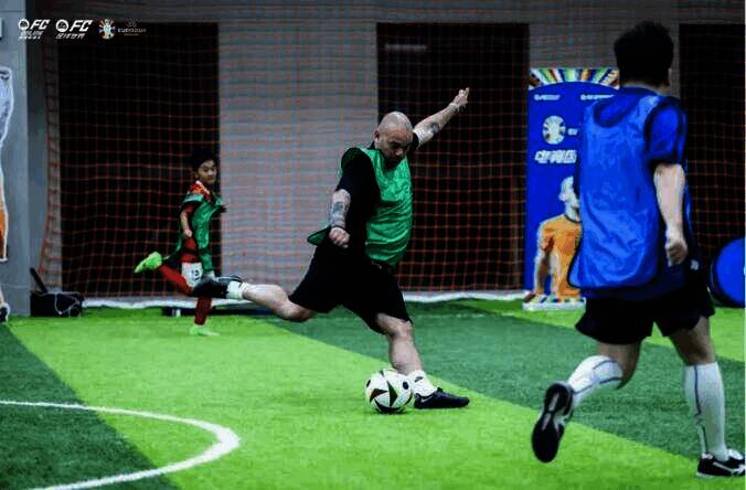 斯内德与小球迷切磋球技画面