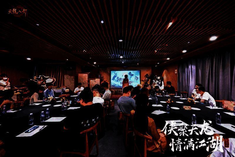 玩家们欢聚畅谈场景