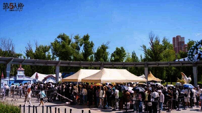 活动现场热闹场景