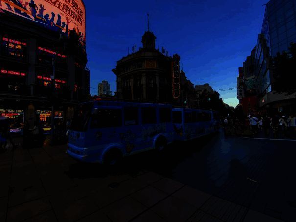 玩家乘坐主题铛铛车的图片