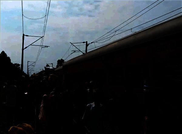 印度火车事故现场图