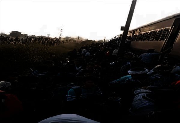 印度火车事故另一现场图