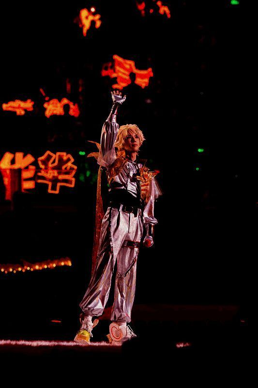 华晨宇现场演唱