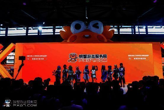 欣小萌在螃蟹账号CJ展台表演