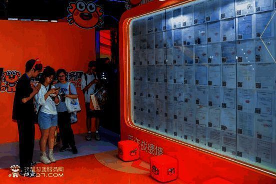 玩家观看反诈墙