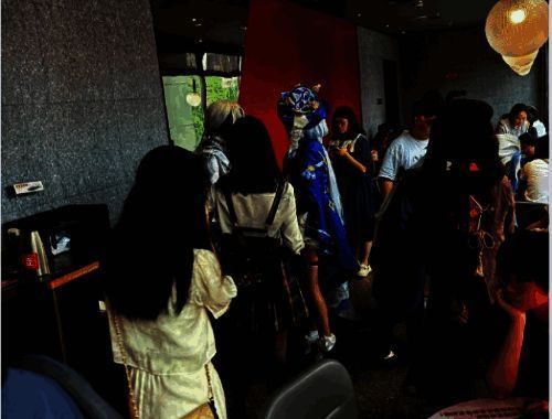 原神与肯德基联动线下门店热闹场景图片