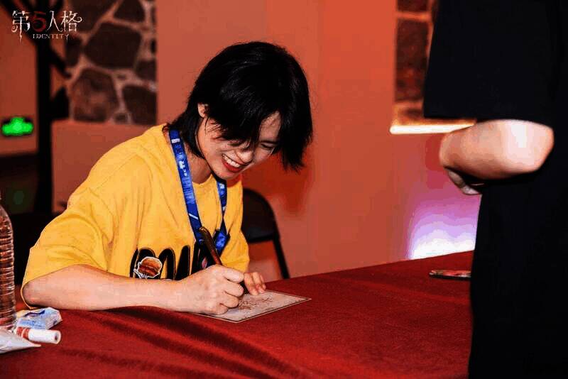 嘉宾与粉丝互动场景