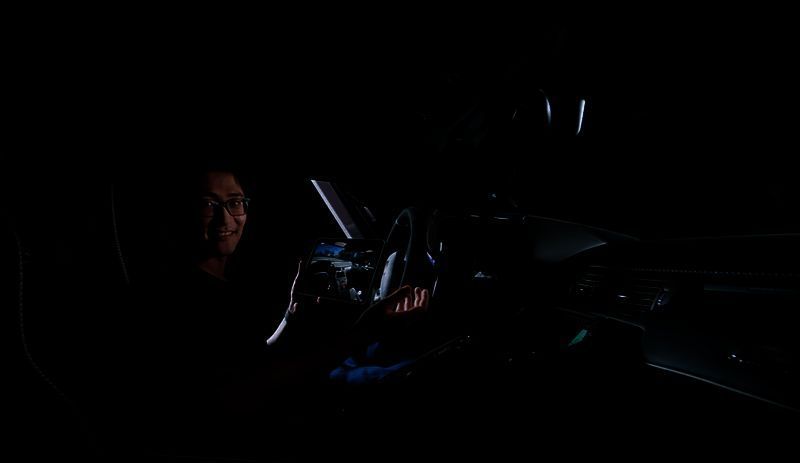 Tim在发布会现场体验真车与游戏对比