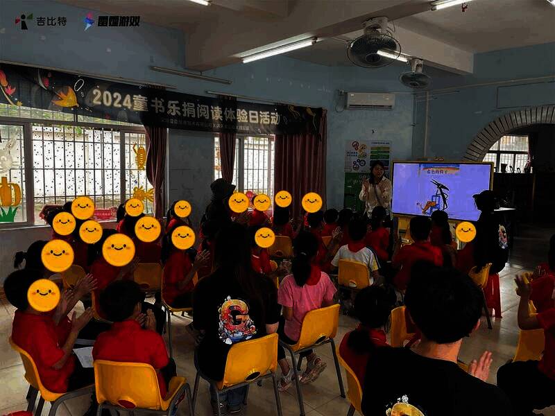 志愿者为孩子们讲绘本故事画面