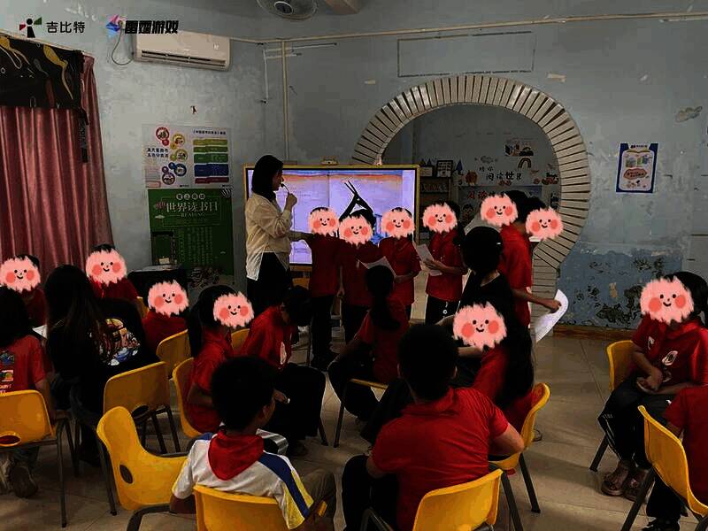 孩子们展示绘本创作画面1