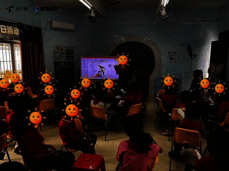 孩子们展示绘本创作画面2