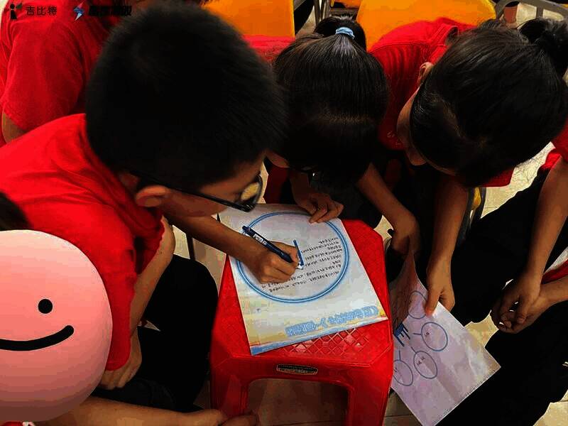 孩子们展示绘本创作画面3