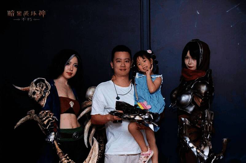 玩家与现场coser合影