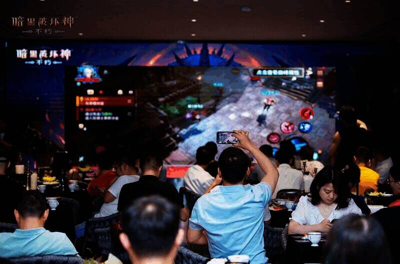 主持人进行版本爆料