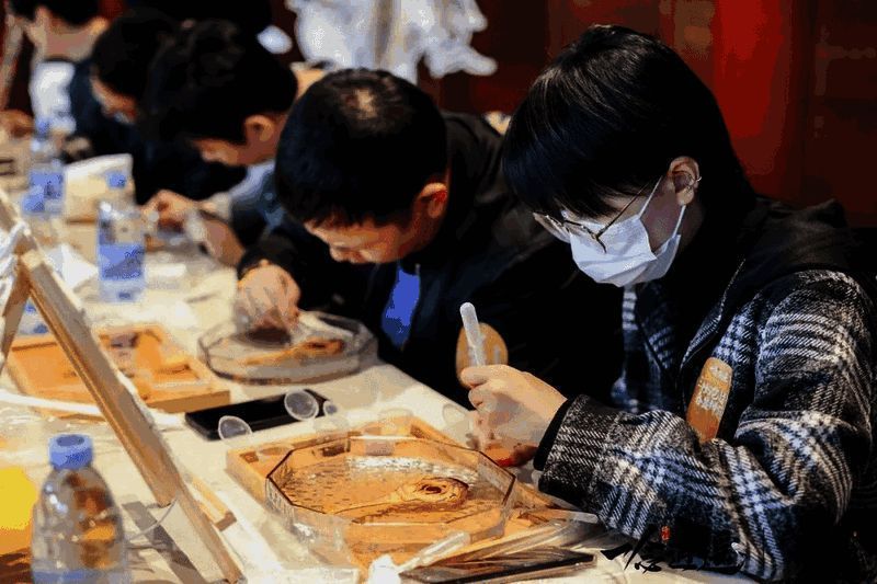 非遗老师指导仙友制作至宝画面