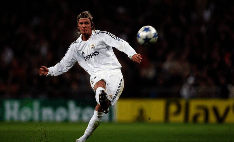 贝克汉姆踢出圆月弯刀任意球精彩瞬间图片