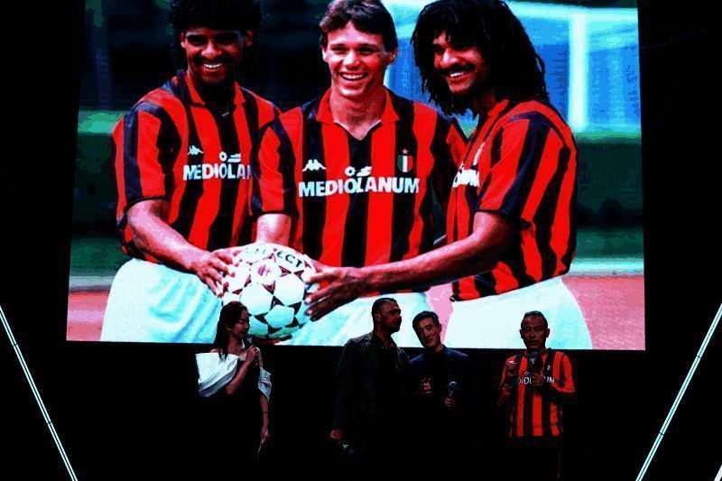 大屏幕展示荷兰三剑客照片，古利特激动