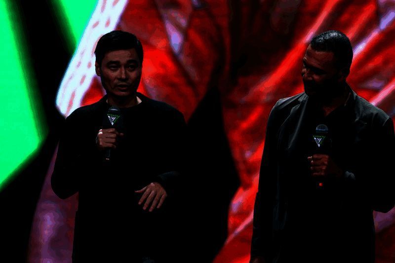 李毅与古利特进行趣味游戏互动