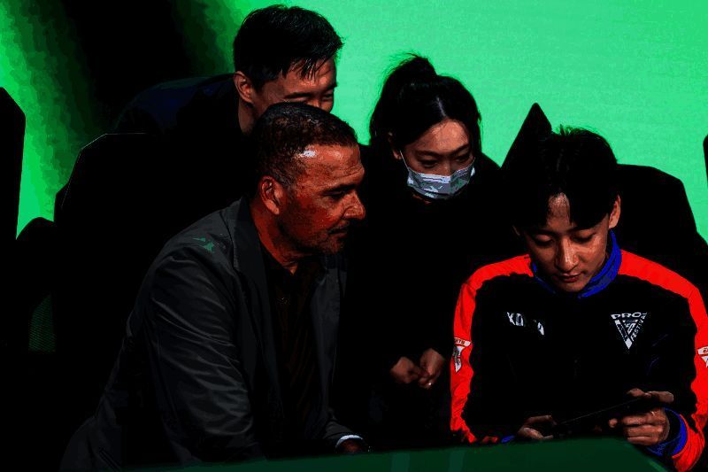 李毅与古利特体验FC足球世界实时对战