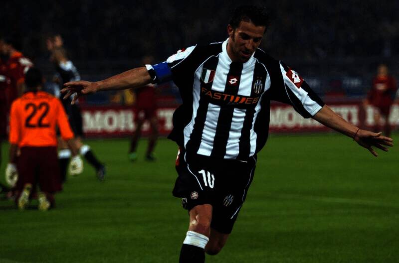 皮耶罗与奖杯合影图