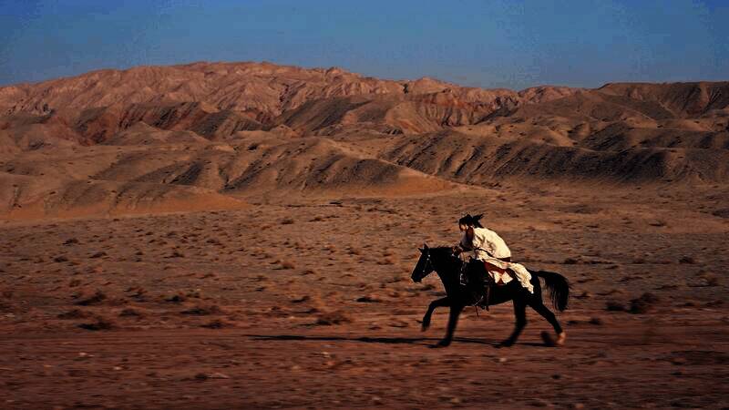 凌云在大漠中策马画面