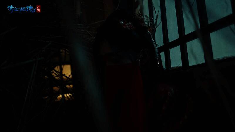 待嫁新娘在破庙的画面