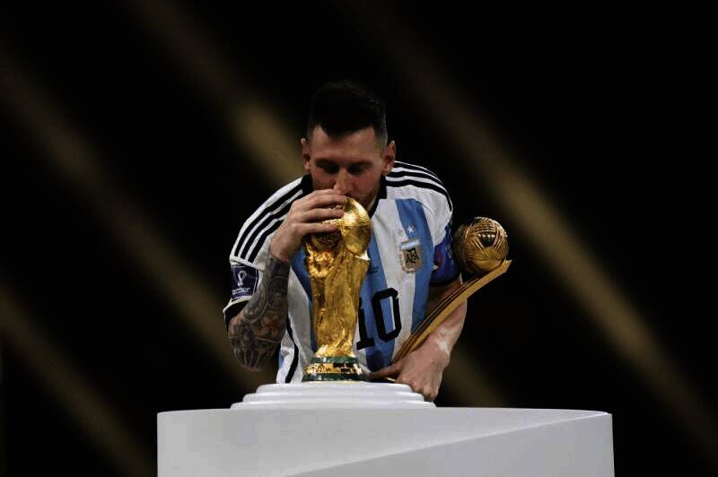 梅西在绿茵赛场风采照