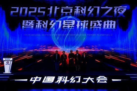 儒意景秀副总经理兼发行负责人陈超上台领奖