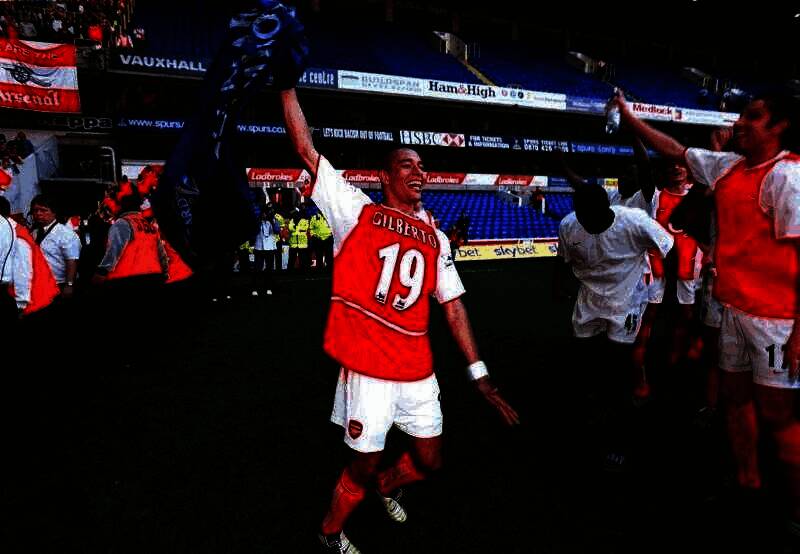 吉尔伯托 - 席尔瓦与队友庆祝