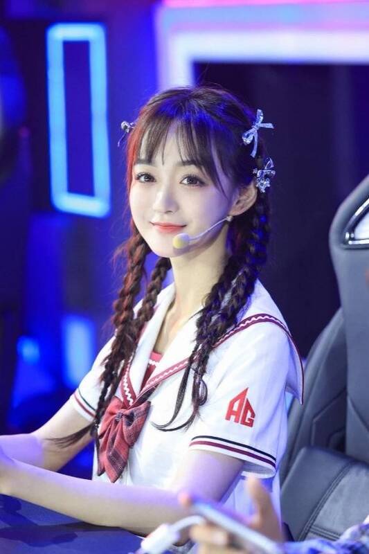 何泓姗玩王者荣耀的画面