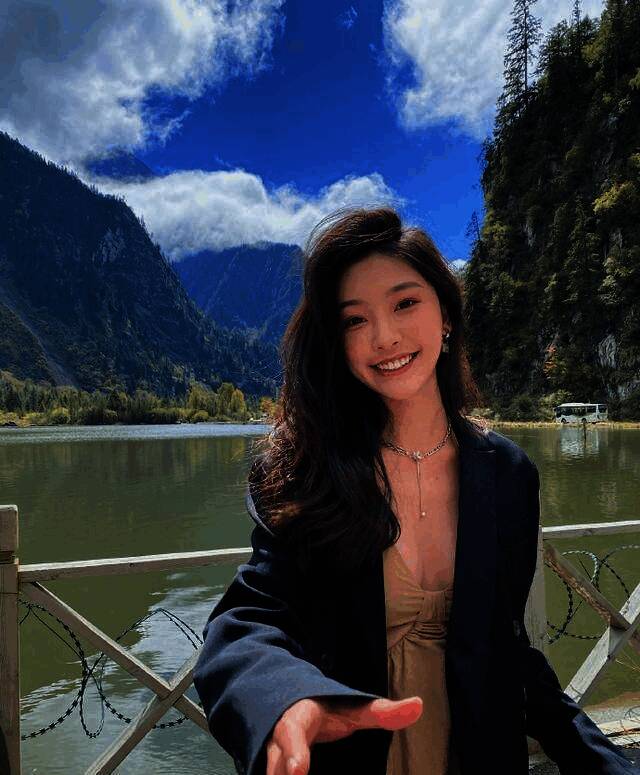 易梦玲蓬松柔软卷发造型图