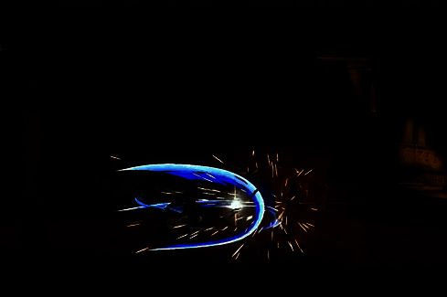 玩家在右边与敌人战斗的场景